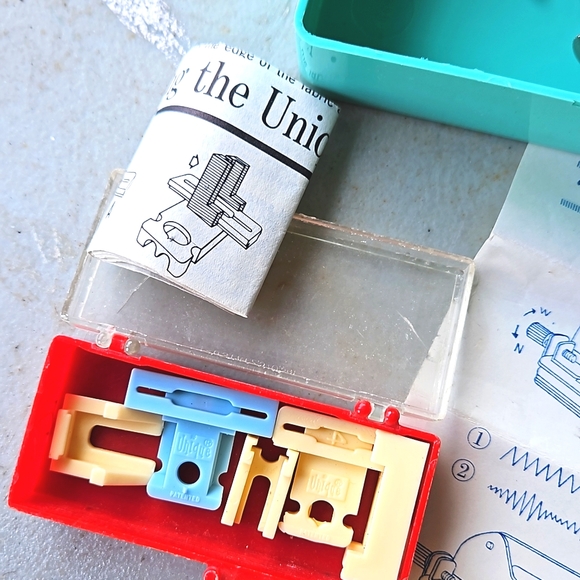 Vintage sewing machine lot zig zagger and feet w Avon box - Picture 4 of 6